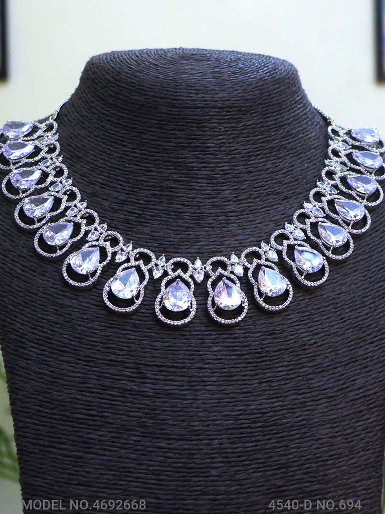 Traditional Necklaces in Trend - View 2