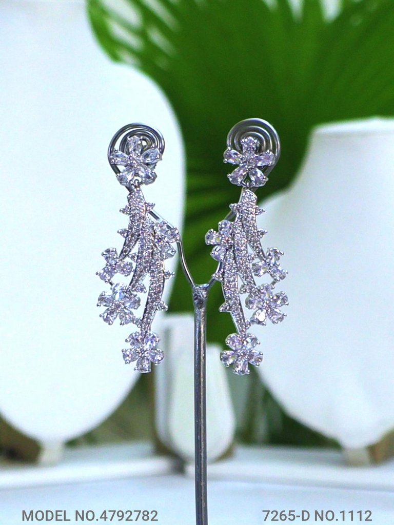 Traditional American Diamond Set - View 3 - Amaara World