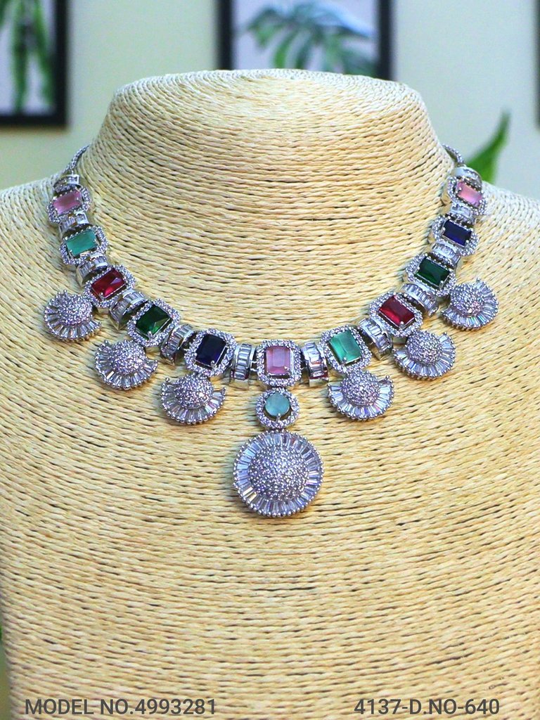 Traditional Necklaces in Trend - View 2