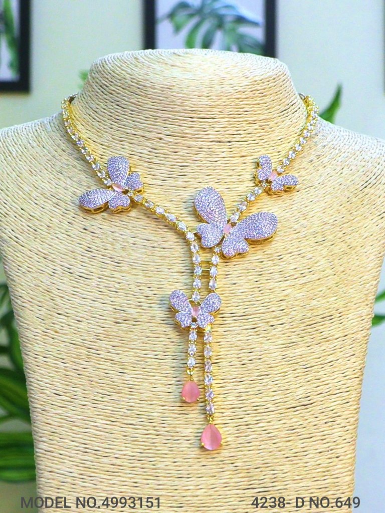 Traditional Necklaces in Trend - View 2