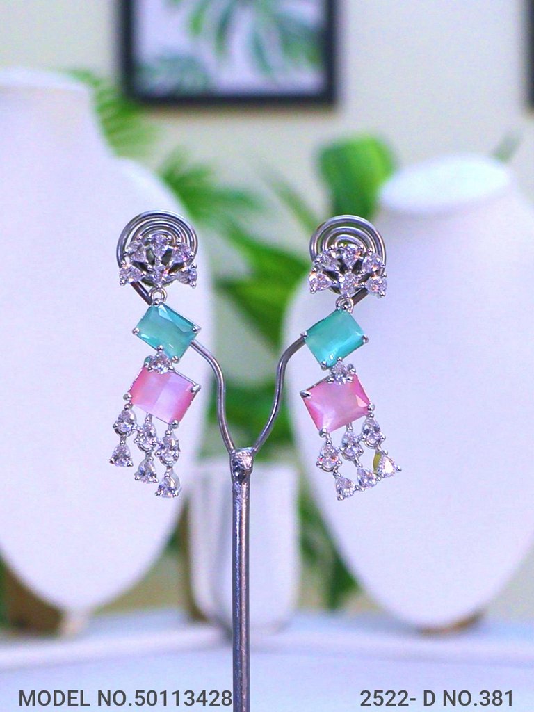 Classical Yet Trendy | Jewelry Set - View 3