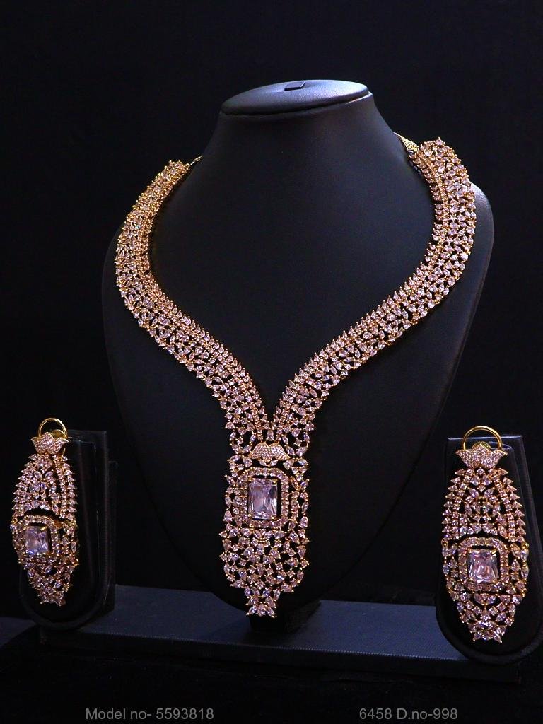 Amazing Traditional Jewelry Set - View 2