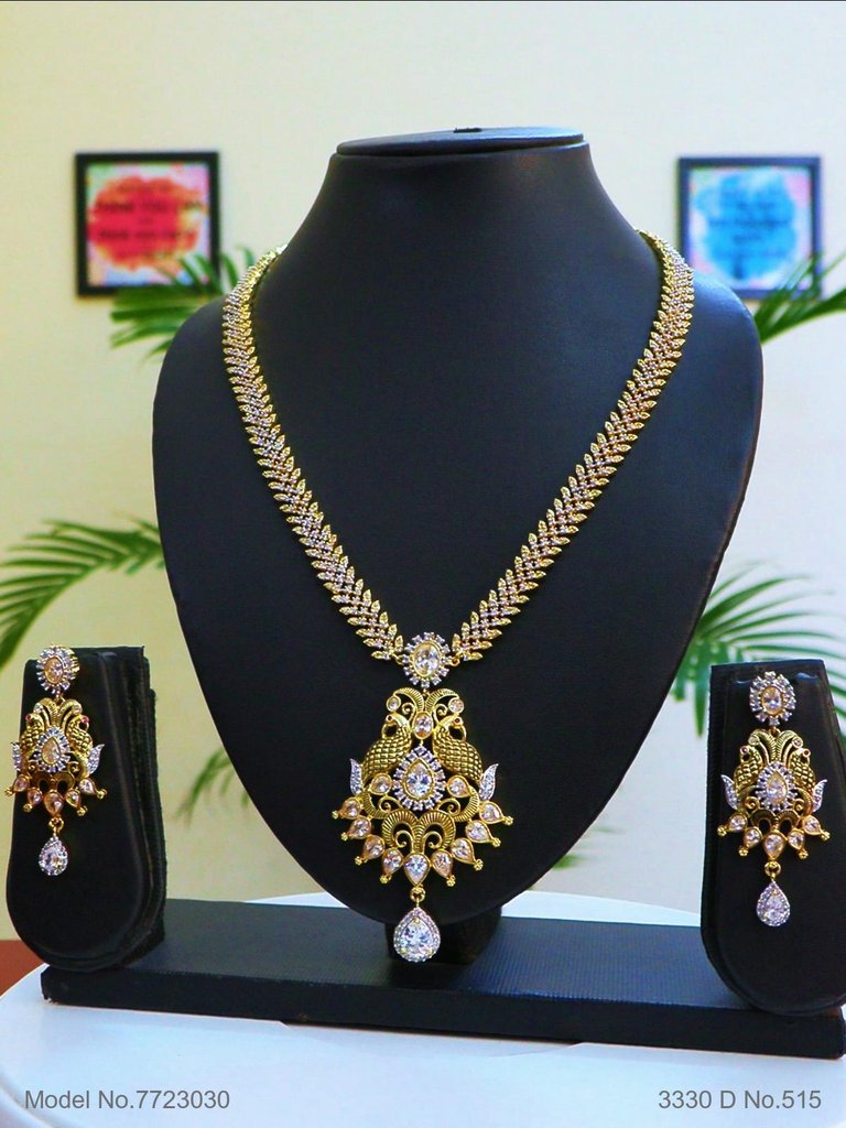 Tradition and Trend goes to a Party - Style 1 - Amaara World