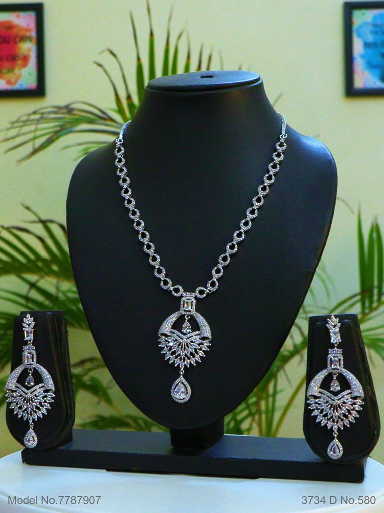 Tradition and Trend goes to a Party - Style 1 - Amaara World