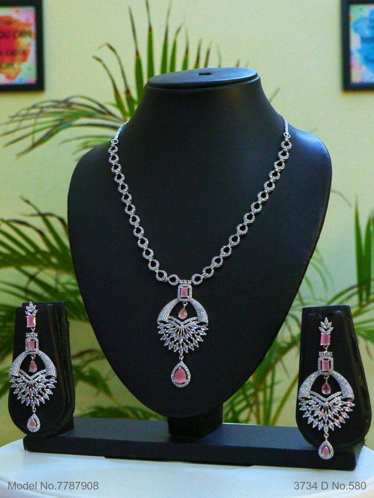 Tradition and Trend goes to a Party - Style 2 - Amaara World