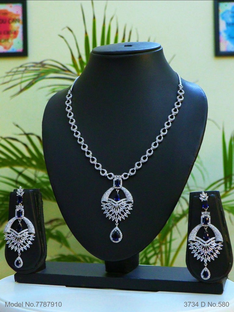 Tradition and Trend goes to a Party - Style 4 - Amaara World