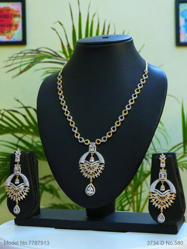Tradition and Trend goes to a Party - Style 6 - Amaara World