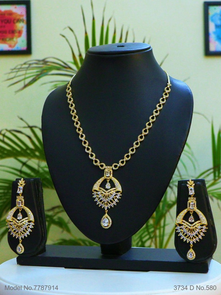 Tradition and Trend goes to a Party - Style 7 - Amaara World