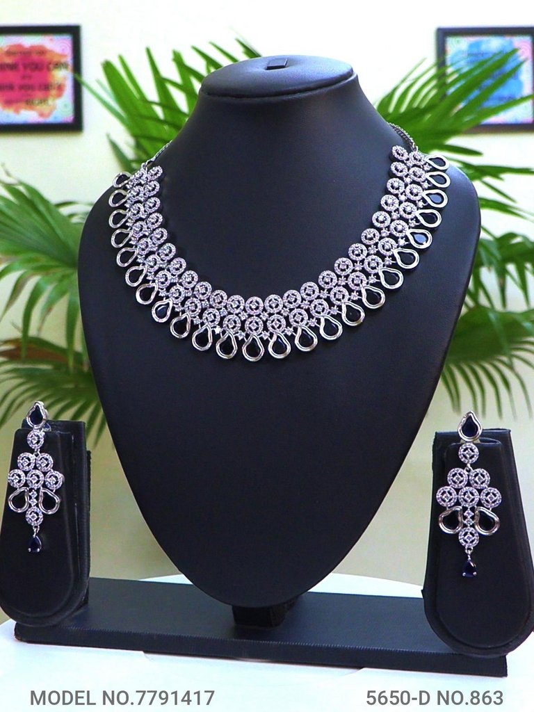 Tradition and Trend goes to a Party - Style 1 - Amaara World