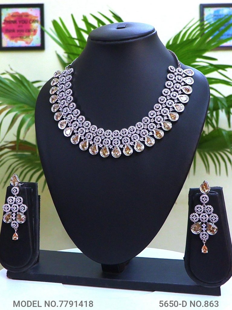 Tradition and Trend goes to a Party - Style 2 - Amaara World