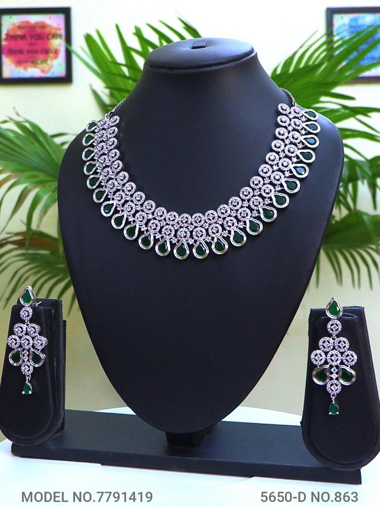 Tradition and Trend goes to a Party - Style 3 - Amaara World